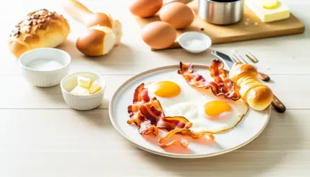 Sprødt æg og bacon serveret på en tallerken