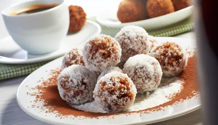 Luftige Romkugler med Kokos og Kakaopulver
