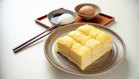 Luftig japansk tamagoyaki skåret i skiver