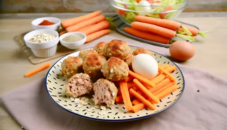 Luftige kyllingefrikadeller med sprøde gulerodsstænger på tallerken