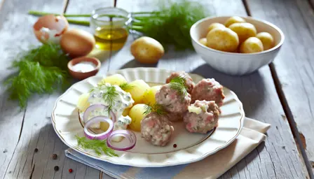 Saftige frikadeller med cremet kartoffelsalat