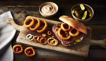 Saftige luftige bøfsandwich bøffer med sprøde løgringe