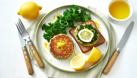 Sprøde fiskefrikadeller med grønkål og frisk citronskal