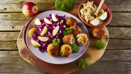 Sprøde Frikadeller med Krydret Rødkålssalat