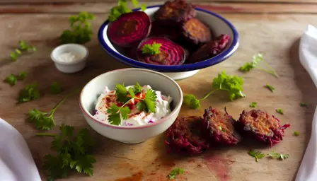 Sprøde Luftige Rødbedefritter med Cremet Feta-Tahinidip